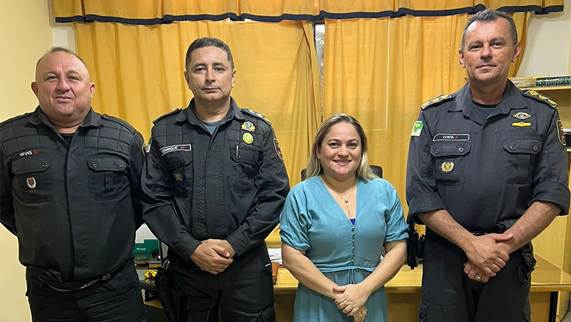 Imagem 1 - Prefeita Cinthia Sonale articula reforço policial para Grossos durante o veraneio. No encontro foram discutidas ações na área da segurança pública voltadas para as festas de fim de ano, como o réveillon, e os meses de alta temporada no município praiano. A colaboração mútua entre prefeitura e comando das polícias vai ocorrer dentro da Operação Verão, que inicia ainda em dezembro deste ano e segue até fevereiro de 2023. Imagem 1 - Prefeita Cinthia Sonale articula reforço policial para Grossos durante o veraneio. No encontro foram discutidas ações na área da segurança pública voltadas para as festas de fim de ano, como o réveillon, e os meses de alta temporada no município praiano. A colaboração mútua entre prefeitura e comando das polícias vai ocorrer dentro da Operação Verão, que inicia ainda em dezembro deste ano e segue até fevereiro de 2023.
