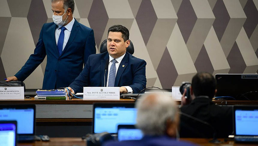 Imagem 1 - Comissão de Constituição e Justiça do Senado vota a PEC de transição nesta terça-feira, 6. A proposta visa à garantia de recursos para programas sociais no Orçamento da União de 2023, em meio à passagem entre os governos Bolsonaro e Lula. A PEC permitirá a continuidade do pagamento do Bolsa Família/Auxílio Brasil de R$ 600 e o aumento real do salário mínimo. Imagem 1 - Comissão de Constituição e Justiça do Senado vota a PEC de transição nesta terça-feira, 6. A proposta visa à garantia de recursos para programas sociais no Orçamento da União de 2023, em meio à passagem entre os governos Bolsonaro e Lula. A PEC permitirá a continuidade do pagamento do Bolsa Família/Auxílio Brasil de R$ 600 e o aumento real do salário mínimo.