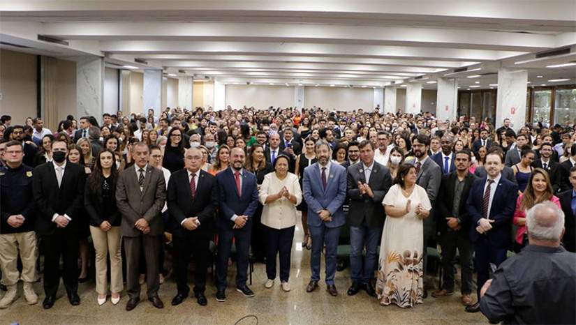 Imagem 1 - 281 servidores aprovados no concurso público do Itep/RN são nomeados. Os novos servidores vão exercer os cargos de agente técnico forense, agente de necropsia, assistente técnico forense, perito criminal, perito médico legista, perito médico psiquiatra e perito odontolegista. As nomeações fazem parte do plano de Governo para recomposição do efetivo das forças de segurança - Polícia Militar, Polícia Civil, Corpo de Bombeiros Militar, Polícia Penal e Itep - visando a melhoria do serviço prestado à população, valorização das categorias através de concursos públicos, promoções, investimentos em estrutura, equipamentos e treinamento. Imagem 1 - 281 servidores aprovados no concurso público do Itep/RN são nomeados. Os novos servidores vão exercer os cargos de agente técnico forense, agente de necropsia, assistente técnico forense, perito criminal, perito médico legista, perito médico psiquiatra e perito odontolegista. As nomeações fazem parte do plano de Governo para recomposição do efetivo das forças de segurança - Polícia Militar, Polícia Civil, Corpo de Bombeiros Militar, Polícia Penal e Itep - visando a melhoria do serviço prestado à população, valorização das categorias através de concursos públicos, promoções, investimentos em estrutura, equipamentos e treinamento.