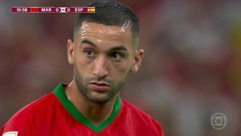 Imagem 1 - Espanha perde para o Marrocos nos pênaltis; seleção africana chega às quartas pela primeira vez. As duas seleções terminaram o tempo regular e a prorrogação no 0x0, com isso tiveram que resolver a disputa nos pênaltis, quando o Marrocos conseguiu bater a Espanha por 3x0. Classificação merecida de uma equipe organizada, e eliminação decepcionante para a Espanha, que começou encantando em goleada de 7 a 0 e foi caindo de rendimento aos poucos. O Marrocos agora aguarda o resultado da disputa entre Portugal e Suíça para descobrir seu futuro adversário. Imagem 1 - Espanha perde para o Marrocos nos pênaltis; seleção africana chega às quartas pela primeira vez. As duas seleções terminaram o tempo regular e a prorrogação no 0x0, com isso tiveram que resolver a disputa nos pênaltis, quando o Marrocos conseguiu bater a Espanha por 3x0. Classificação merecida de uma equipe organizada, e eliminação decepcionante para a Espanha, que começou encantando em goleada de 7 a 0 e foi caindo de rendimento aos poucos. O Marrocos agora aguarda o resultado da disputa entre Portugal e Suíça para descobrir seu futuro adversário.