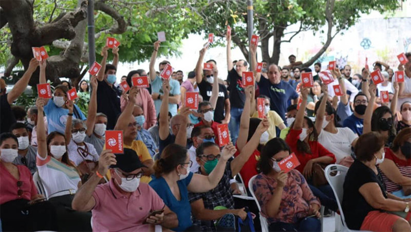 Imagem 1 - Maioria dos professores da UERN votam por rejeitar indicativo de greve. A assembleia da Associação dos Docentes da UERN (ADUERN) foi realizada nesta terça-feira (6). Na ocasião, a categoria recebeu uma proposta reformulada da reitoria. Agora, a Comissão de Mobilização e Negociação Docente participa de audiência com a Reitora da Universidade, Cecília Maia, para apresentar oficialmente o resultado da assembleia e o conjunto de sugestões dadas pelos docentes presentes. O objetivo é dar continuidade à negociação com a administração central. A Direção da ADUERN reconhece que houve avanço na proposta da reitoria e espera que avance um pouco mais no que se refere ao percentual de 2023, cuja proposta atual é um aumento de 5% no salário base, para todas as classes e todos os níveis. Imagem 1 - Maioria dos professores da UERN votam por rejeitar indicativo de greve. A assembleia da Associação dos Docentes da UERN (ADUERN) foi realizada nesta terça-feira (6). Na ocasião, a categoria recebeu uma proposta reformulada da reitoria. Agora, a Comissão de Mobilização e Negociação Docente participa de audiência com a Reitora da Universidade, Cecília Maia, para apresentar oficialmente o resultado da assembleia e o conjunto de sugestões dadas pelos docentes presentes. O objetivo é dar continuidade à negociação com a administração central. A Direção da ADUERN reconhece que houve avanço na proposta da reitoria e espera que avance um pouco mais no que se refere ao percentual de 2023, cuja proposta atual é um aumento de 5% no salário base, para todas as classes e todos os níveis.