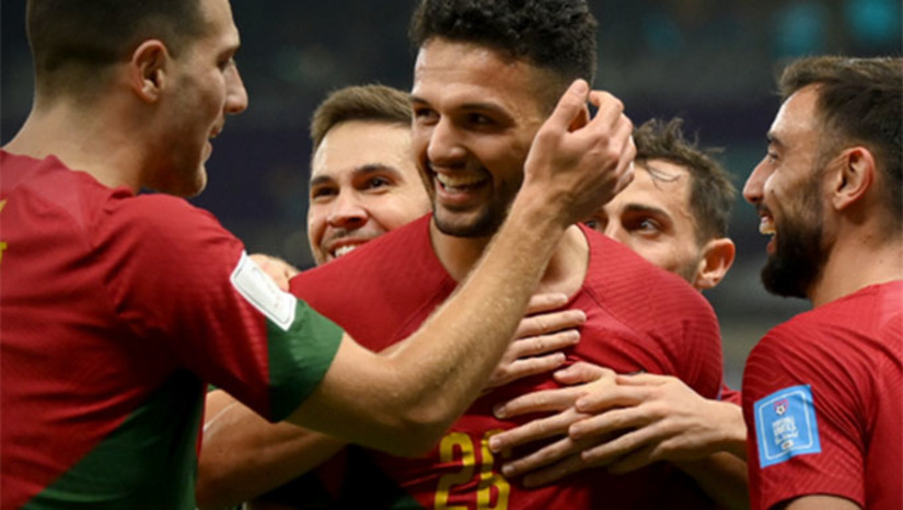 Imagem 1 - O atacante Gonçalo Ramos, que entrou no lugar da estrela da seleção portuguesa, Cristiano Ronaldo, terminou sendo a sensação da última partida das oitavas de final da Copa do Qatar, o primeiro a marcar três gols numa partida (hat trick). Com a vitória, os lusitanos vão enfrentar, no próximo sábado (12h), valendo pelas quartas de finais, a equipe do Marrocos, que eliminou mais cedo, nesta terça-feira, 6, a forte seleção da Espanha, nos penaltis. Os outros jogos das quartas de finais serão Brasil e Croácia (12h-sexta), Holanda e Argentina (16h-sexta) e Inglaterra e França (16h-sábado). Foto: Reprodução FIFA Imagem 1 - O atacante Gonçalo Ramos, que entrou no lugar da estrela da seleção portuguesa, Cristiano Ronaldo, terminou sendo a sensação da última partida das oitavas de final da Copa do Qatar, o primeiro a marcar três gols numa partida (hat trick). Com a vitória, os lusitanos vão enfrentar, no próximo sábado (12h), valendo pelas quartas de finais, a equipe do Marrocos, que eliminou mais cedo, nesta terça-feira, 6, a forte seleção da Espanha, nos penaltis. Os outros jogos das quartas de finais serão Brasil e Croácia (12h-sexta), Holanda e Argentina (16h-sexta) e Inglaterra e França (16h-sábado). Foto: Reprodução FIFA
