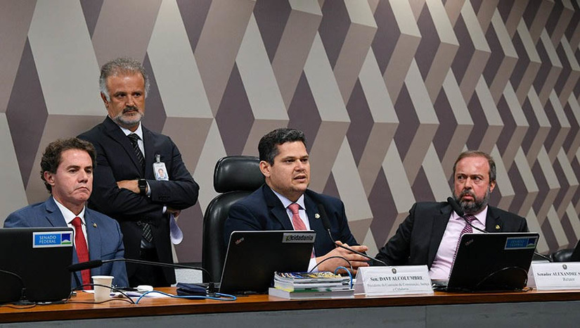Imagem 1 -  Após aprovação na CCJ, PEC da transição segue para votação no plenário do Senado. A PEC 32/2022 segue para dois turnos de votação em Plenário, onde são necessários três quintos dos votos dos senadores (49 de 81). A proposta aprovada não retira o Bolsa Família (atual Auxílio Brasil) do teto de gastos, mas expande o limite desse teto em R$ 145 bilhões para garantir o pagamento do benefício. O prazo do aumento do teto é fixado pelo substitutivo do relator, Alexandre Silveira (PSD-MG), em dois anos, e não quatro, como previa o texto original. 