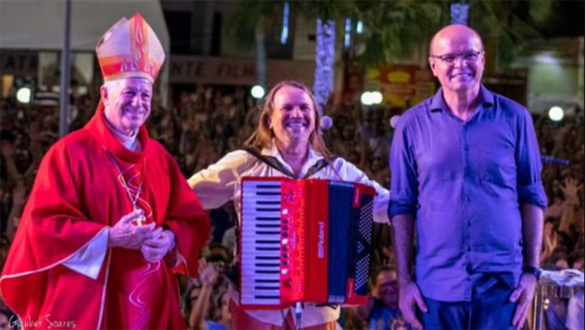 Imagem 1 - Cantor e compositor Dorgival Dantas se apresenta na Festa de Santa Luzia no dia 12. A apresentação acontecerá no adro da Catedral de Santa Luzia, no período da noite, na data que antecede o Dia de Santa Luzia, feriado municipal. Logo após, começa a Procissão da Luz, à 0h, com saída da Catedral e chegada ao Colégio Diocesano Santa Luzia, iniciando a extensa programação do dia da padroeira de Mossoró. Imagem 1 - Cantor e compositor Dorgival Dantas se apresenta na Festa de Santa Luzia no dia 12. A apresentação acontecerá no adro da Catedral de Santa Luzia, no período da noite, na data que antecede o Dia de Santa Luzia, feriado municipal. Logo após, começa a Procissão da Luz, à 0h, com saída da Catedral e chegada ao Colégio Diocesano Santa Luzia, iniciando a extensa programação do dia da padroeira de Mossoró.