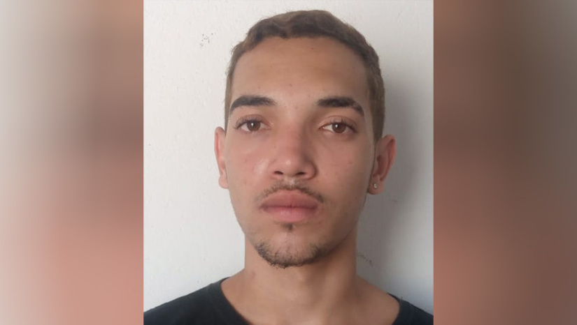 Imagem 1 -  Adolescente raptado de casa durante a madrugada é encontrado morto na Estrada da Raiz. Jefferson Nunes Ricardo, de 17 anos, foi raptado por volta das 3h desta quinta-feira (8), da casa onde morava com a mãe, no bairro Royal Ville. A mãe do adolescente contou ao MOSSORÓ Hoje que homens encapuzados chegaram ao local em dois veículos, atiraram contra o portão e invadiram o muro. Ela diz que eles mandaram chamar todas as pessoas que estavam na casa e ao avistarem Jefferson, o chamaram por outro nome e disseram que era ele que estavam procurando. Mesmo a mãe dizendo que o nome dele era diferente, os criminosos o levaram. O corpo do rapaz foi encontrado por volta das 5h30, nas proximidades da PRF (saída para Tibau). “Meu filho não tinha envolvimento com nada. Meu filho só estudava, trabalhava, me ajudava lá no trailer. Tenho certeza que eles confundiram meu filho com outro”, disse a mãe.