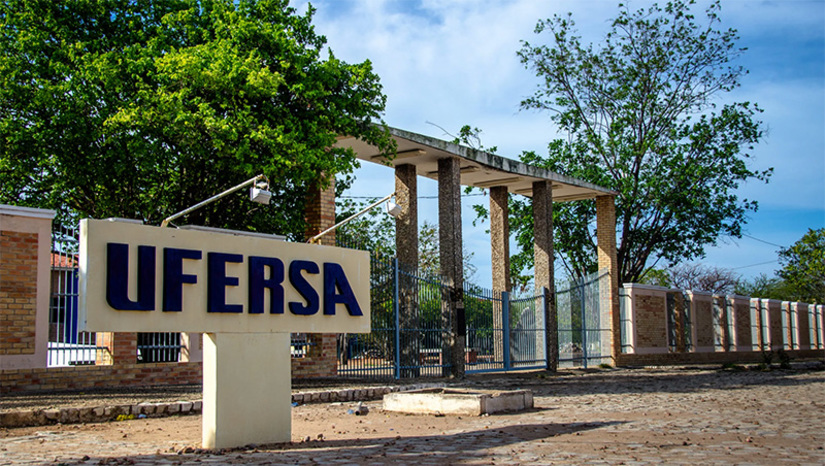 Imagem 1 - UFERSA oferta 600 vagas remanescentes via SiSU; inscrições seguem até esta sexta, 9. Publicado por meio da Pró-Reitoria de Graduação (PROGRAD), o edital oferece vagas remanescentes dos cursos que, após a convocação de todos os candidatos da Lista de Espera, ainda não preencheram seu quantitativo para o semestre 2022.2. Estão sendo ofertadas vagas para os cursos de Computação e Informática; Interdisciplinar em Ciências e Tecnologia; Letras – Português; Agronomia; Biotecnologia; Ecologia; Engenharia Agrícola e Ambiental; Engenharia de Pesca; Engenharia de Petróleo; e Interdisciplinar e Tecnologia da Informação. Os interessados devem se inscrever por meio do formulário eletrônico, disponível no site da Universidade; saiba mais. Imagem 1 - UFERSA oferta 600 vagas remanescentes via SiSU; inscrições seguem até esta sexta, 9. Publicado por meio da Pró-Reitoria de Graduação (PROGRAD), o edital oferece vagas remanescentes dos cursos que, após a convocação de todos os candidatos da Lista de Espera, ainda não preencheram seu quantitativo para o semestre 2022.2. Estão sendo ofertadas vagas para os cursos de Computação e Informática; Interdisciplinar em Ciências e Tecnologia; Letras – Português; Agronomia; Biotecnologia; Ecologia; Engenharia Agrícola e Ambiental; Engenharia de Pesca; Engenharia de Petróleo; e Interdisciplinar e Tecnologia da Informação. Os interessados devem se inscrever por meio do formulário eletrônico, disponível no site da Universidade; saiba mais.
