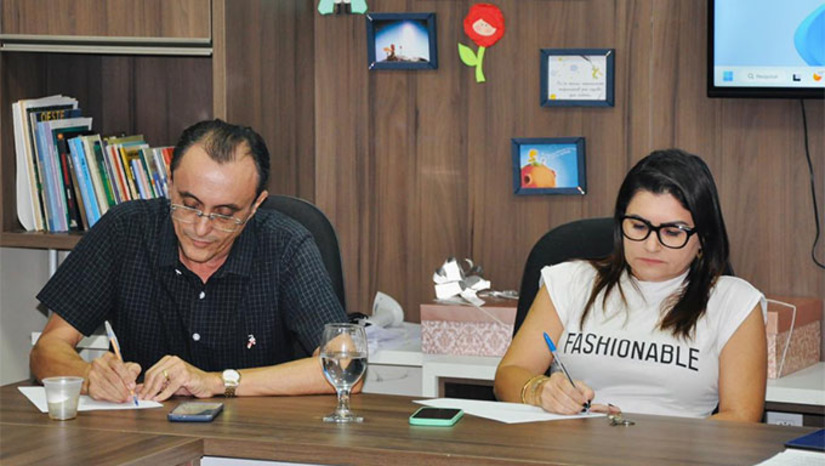 Imagem 1 - Com a presença do deputado estadual Manoel Cunha Neto, Sousa, a prefeita Lidiane Marques, de Tibau, começou os preparativos para realizar 16 dias de festa para comemorar o aniversário de 27 anos do município de Tibau, que tem pouco mais de 5 mil habitantes e está distante 40 km da cidade de Mossoró. A programação deve ser divulgada os próximos dias. Imagem 1 - Com a presença do deputado estadual Manoel Cunha Neto, Sousa, a prefeita Lidiane Marques, de Tibau, começou os preparativos para realizar 16 dias de festa para comemorar o aniversário de 27 anos do município de Tibau, que tem pouco mais de 5 mil habitantes e está distante 40 km da cidade de Mossoró. A programação deve ser divulgada os próximos dias.