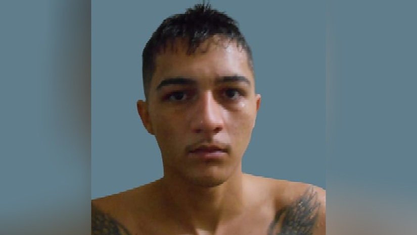 Imagem 1 - Criminosos mandam barbeiro correr e executam cliente dentro de barbearia, em Mossoró. O crime aconteceu por volta das 15h30 desta quinta-feira (8). João Paulo de Sousa Rosário, de 22 anos, estava cortando os cabelos em uma barbearia localizada na Av. Alberto Maranhão, próximo a igreja do Alto da Conceição, dois homens entraram no local. Os dois teriam mandado o barbeiro e outro cliente correrem e executaram a vítima ainda na cadeira da barbearia. De acordo com informações colhidas no local, os dois homens usavam capacete na hora do crime. As investigações serão realizadas pela Delegacia de Homicídio de Mossoró. Imagem 1 - Criminosos mandam barbeiro correr e executam cliente dentro de barbearia, em Mossoró. O crime aconteceu por volta das 15h30 desta quinta-feira (8). João Paulo de Sousa Rosário, de 22 anos, estava cortando os cabelos em uma barbearia localizada na Av. Alberto Maranhão, próximo a igreja do Alto da Conceição, dois homens entraram no local. Os dois teriam mandado o barbeiro e outro cliente correrem e executaram a vítima ainda na cadeira da barbearia. De acordo com informações colhidas no local, os dois homens usavam capacete na hora do crime. As investigações serão realizadas pela Delegacia de Homicídio de Mossoró.
