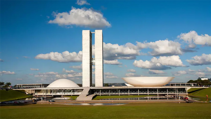Imagem 1 - Senadores e deputados articulam aumentos dos próprios salários para R$ 39,3 mil. O entendimento que avançou nos últimos dias entre as cúpulas do Congresso é igualar os salários dos parlamentares aos dos ministros do Supremo Tribunal Federal (STF) e promover um reajuste escalonado ao longo do mandato, segundo fontes. Os rendimentos de deputados e senadores passariam dos atuais R$ 33,7 mil para R$ 39,3 mil imediatamente e chegaria a R$ 46 mil até 2026. Está em discussão também na Câmara elevar o auxílio moradia de R$ 4,2 mil para R$ 5,5 mil, a cota para atividade parlamentar (que varia de R$ 35 mil a R$ 44 mil mensais, dependendo do Estado) e a cota para pagar os salários dos funcionários dos gabinetes. Imagem 1 - Senadores e deputados articulam aumentos dos próprios salários para R$ 39,3 mil. O entendimento que avançou nos últimos dias entre as cúpulas do Congresso é igualar os salários dos parlamentares aos dos ministros do Supremo Tribunal Federal (STF) e promover um reajuste escalonado ao longo do mandato, segundo fontes. Os rendimentos de deputados e senadores passariam dos atuais R$ 33,7 mil para R$ 39,3 mil imediatamente e chegaria a R$ 46 mil até 2026. Está em discussão também na Câmara elevar o auxílio moradia de R$ 4,2 mil para R$ 5,5 mil, a cota para atividade parlamentar (que varia de R$ 35 mil a R$ 44 mil mensais, dependendo do Estado) e a cota para pagar os salários dos funcionários dos gabinetes.