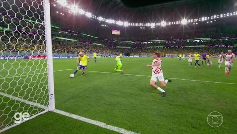 Imagem 1 - Brasil perde nos pênaltis para a Croácia e deixa a Copa do Mundo do Catar. A Seleção abriu o placar com Neymar, no fim do primeiro tempo da prorrogação, mas Petkovic igualou na etapa final, levando para a disputa por penalidades. Rodrygo e Marquinhos erraram suas batidas, enquanto os croatas acertaram todas e assim avançaram à semifinal. Com isso, segue o tabu: desde o penta, em 2002, a seleção brasileira sempre caiu nas quartas quando enfrentou europeus. Foi assim em 2006 (França), 2010 (Holanda), 2018 (Bélgica) e agora em 2022. Fim do sonho do hexa. Imagem 1 - Brasil perde nos pênaltis para a Croácia e deixa a Copa do Mundo do Catar. A Seleção abriu o placar com Neymar, no fim do primeiro tempo da prorrogação, mas Petkovic igualou na etapa final, levando para a disputa por penalidades. Rodrygo e Marquinhos erraram suas batidas, enquanto os croatas acertaram todas e assim avançaram à semifinal. Com isso, segue o tabu: desde o penta, em 2002, a seleção brasileira sempre caiu nas quartas quando enfrentou europeus. Foi assim em 2006 (França), 2010 (Holanda), 2018 (Bélgica) e agora em 2022. Fim do sonho do hexa.