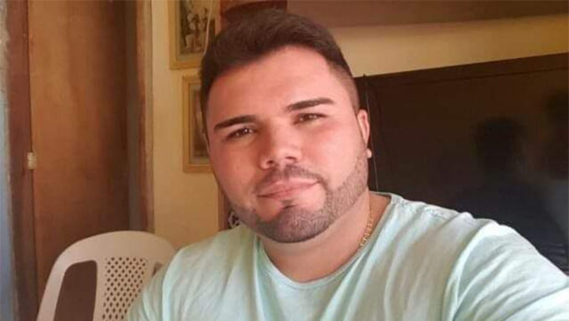 Imagem 1 - A vítima Sid Nogueira estava sentado com amigos num bar perto de casa, no final da tarde desta sexta-feira, 9, quando foi alvejado dezenas vezes por tiros tiros de pistola calibre 380. Sid Cabeça, como era mais conhecido no meio político em Mossoró, estava concluindo o Curso de Direito. Deixa mulher e filhos pequenos. O caso será investigado pela Divisão de Homicídios Imagem 1 - A vítima Sid Nogueira estava sentado com amigos num bar perto de casa, no final da tarde desta sexta-feira, 9, quando foi alvejado dezenas vezes por tiros tiros de pistola calibre 380. Sid Cabeça, como era mais conhecido no meio político em Mossoró, estava concluindo o Curso de Direito. Deixa mulher e filhos pequenos. O caso será investigado pela Divisão de Homicídios