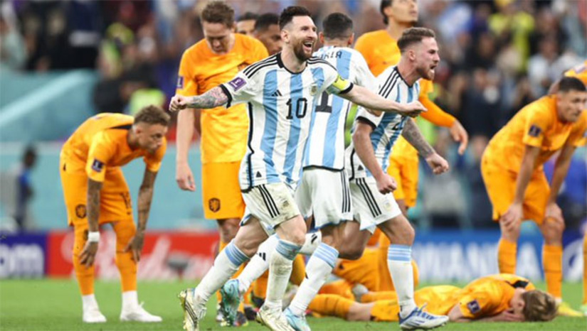 Imagem 1 - No tempo regular de jogo, a seleção sul americana chegou a fazer 2 x 0, mas nos minutos finais a Holanda conseguiu empatar. Na prorrogação de 30 minutos saiu empatado. Nos penaltis, o goleiro da Argentina, Martinez, defendeu as cobranças de Van Dijk e de Berghuis, levando a equipe a semifinais da Copa do Qatar contra a Croácia, que, mais cedo, derrotou a seleção brasileira. Imagem 1 - No tempo regular de jogo, a seleção sul americana chegou a fazer 2 x 0, mas nos minutos finais a Holanda conseguiu empatar. Na prorrogação de 30 minutos saiu empatado. Nos penaltis, o goleiro da Argentina, Martinez, defendeu as cobranças de Van Dijk e de Berghuis, levando a equipe a semifinais da Copa do Qatar contra a Croácia, que, mais cedo, derrotou a seleção brasileira.