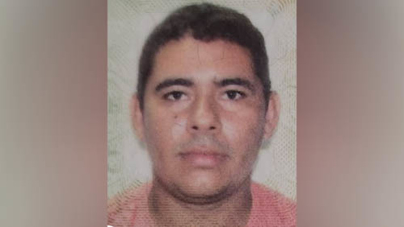 Imagem 1 - Motociclista morre após ser atingido por um carro, próximo ao viaduto do Santa Delmira. O caso ocorreu por volta das 22h deste domingo (12), em Mossoró. A vítima foi identificada como Josenildo Batista Ferreira, de 31 anos. Ele trafegava em uma motocicleta, quando foi atingido na parte traseira, por um carro tipo Corolla, que seguia no mesmo sentido. De acordo com informações da PRF, Josenildo estava atuando como uma espécie de reboque. Ele empurrava um outro carro, que estaria sem combustível, com os pés. Este carro também foi atingido pelo Corolla. Imagem 1 - Motociclista morre após ser atingido por um carro, próximo ao viaduto do Santa Delmira. O caso ocorreu por volta das 22h deste domingo (12), em Mossoró. A vítima foi identificada como Josenildo Batista Ferreira, de 31 anos. Ele trafegava em uma motocicleta, quando foi atingido na parte traseira, por um carro tipo Corolla, que seguia no mesmo sentido. De acordo com informações da PRF, Josenildo estava atuando como uma espécie de reboque. Ele empurrava um outro carro, que estaria sem combustível, com os pés. Este carro também foi atingido pelo Corolla.