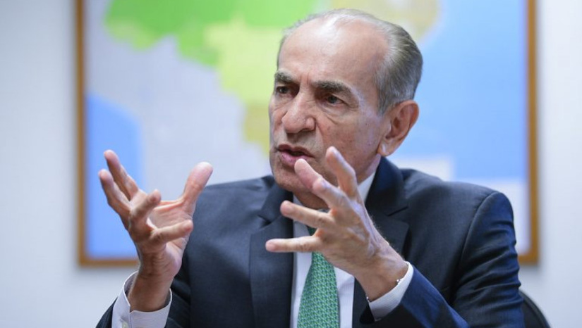 Imagem 1 - Saúde, educação e “Minha Casa, Minha Vida” terão mais recursos com PEC, diz relator. O texto da Proposta de Emenda à Constituição 32/22, a chamada PEC da Transição, aprovado pelo Senado na quarta-feira passada (7), será votado ainda esta semana na Câmara dos Deputados. Ele assegura recursos fora da regra do teto de gastos e prevê uma nova regra fiscal, por meio de lei complementar, a partir de 2024. A proposta tem impacto estimado de R$ 145 bilhões ao ano e não especifica como o valor deverá ser aplicado. O senador Marcelo Castro (MDB-PI), primeiro signatário da PEC e relator-geral do Orçamento para 2023, avaliou que R$ 70 bilhões serão destinados ao Bolsa Família, que retorna no lugar do Auxílio Brasil. Imagem 1 - Saúde, educação e “Minha Casa, Minha Vida” terão mais recursos com PEC, diz relator. O texto da Proposta de Emenda à Constituição 32/22, a chamada PEC da Transição, aprovado pelo Senado na quarta-feira passada (7), será votado ainda esta semana na Câmara dos Deputados. Ele assegura recursos fora da regra do teto de gastos e prevê uma nova regra fiscal, por meio de lei complementar, a partir de 2024. A proposta tem impacto estimado de R$ 145 bilhões ao ano e não especifica como o valor deverá ser aplicado. O senador Marcelo Castro (MDB-PI), primeiro signatário da PEC e relator-geral do Orçamento para 2023, avaliou que R$ 70 bilhões serão destinados ao Bolsa Família, que retorna no lugar do Auxílio Brasil.