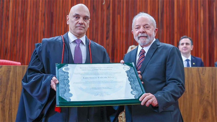Imagem 1 - Lula se emociona ao lembrar da primeira diplomação, no ano de 2002. A diplomação do presidente da República eleito, Luiz Inácio Lula da Silva, e do seu vice, Geraldo Alckmin, foi realizada na tarde desta segunda-feira (12), no Tribunal Superior Eleitoral. A cerimônia atesta que os dois estão aptos a assumirem os respectivos cargos no dia 1º de janeiro de 2023. Em seu discurso, Lula se emocionou ao lembrar de sua primeira diplomação, no ano de 2002. “Lembrei da ousadia do povo brasileiro, em conceder, para alguém tantas vezes questionado, por não ter diploma universitário, o diploma de presidente da República”, disse entre lágrimas. Imagem 1 - Lula se emociona ao lembrar da primeira diplomação, no ano de 2002. A diplomação do presidente da República eleito, Luiz Inácio Lula da Silva, e do seu vice, Geraldo Alckmin, foi realizada na tarde desta segunda-feira (12), no Tribunal Superior Eleitoral. A cerimônia atesta que os dois estão aptos a assumirem os respectivos cargos no dia 1º de janeiro de 2023. Em seu discurso, Lula se emocionou ao lembrar de sua primeira diplomação, no ano de 2002. “Lembrei da ousadia do povo brasileiro, em conceder, para alguém tantas vezes questionado, por não ter diploma universitário, o diploma de presidente da República”, disse entre lágrimas.