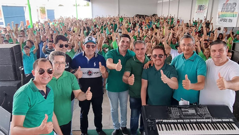 Imagem 1 - Com a chegada de Gilvan Alves à "nação bacurau", o prefeito Alan Silveira passa a contar com o apoio de dez dos treze vereadores do município de Apodi-RN. Em seu discurso, na confraternização de fim de ano da "nação bacurau", Gilvan Alves justificou sua adesão da base governista apontando as obras da gestão Alan Silveira em todo o território do muinicípio. Imagem 1 - Com a chegada de Gilvan Alves à "nação bacurau", o prefeito Alan Silveira passa a contar com o apoio de dez dos treze vereadores do município de Apodi-RN. Em seu discurso, na confraternização de fim de ano da "nação bacurau", Gilvan Alves justificou sua adesão da base governista apontando as obras da gestão Alan Silveira em todo o território do muinicípio.