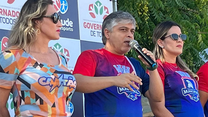 Imagem 1 - O prefeito Dr. Artur Vale, de Governador Dix Sept Rosado prestigiou a final do Campeonato Municipal neste final de semana e quando do momento da entrega das medalhas a equipe do ADD, que voltou a ser campeão 11 aos depois, reafirmou seu compromisso de apoiar o esporte e que em breve vai está inaugurado o Ginásio Municipal. Imagem 1 - O prefeito Dr. Artur Vale, de Governador Dix Sept Rosado prestigiou a final do Campeonato Municipal neste final de semana e quando do momento da entrega das medalhas a equipe do ADD, que voltou a ser campeão 11 aos depois, reafirmou seu compromisso de apoiar o esporte e que em breve vai está inaugurado o Ginásio Municipal.