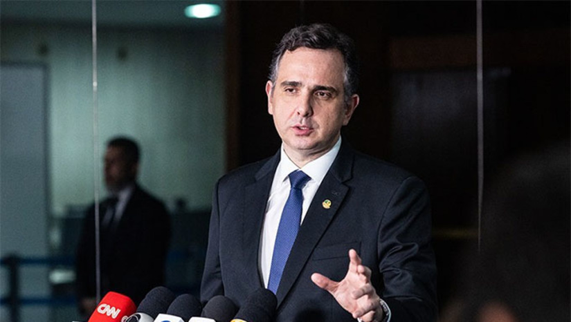 Imagem 1 - O presidente do Senado Federal, Rodrigo Pacheco, classificou como “absurdos os atos de vandalismo” e pediu apoio das forças públicas para controlar a situação. Outros senadores, como Jean Paul Prates e Randolfe Rodrigues, classificaram a ação como “ato terrorista” e pediram que os responsáveis sejam identificados e responsabilizados. Imagem 1 - O presidente do Senado Federal, Rodrigo Pacheco, classificou como “absurdos os atos de vandalismo” e pediu apoio das forças públicas para controlar a situação. Outros senadores, como Jean Paul Prates e Randolfe Rodrigues, classificaram a ação como “ato terrorista” e pediram que os responsáveis sejam identificados e responsabilizados.