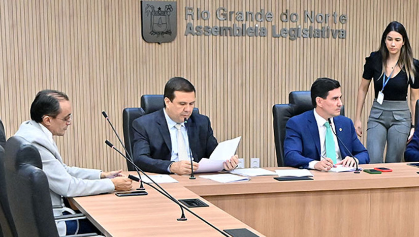 Imagem 1 - Em análise logo após o encerramento da sessão, o deputado estadual e presidente do grupo, George Soares (PV), avaliou positivamente o desempenho da CCJ. O mesmo destacou o deputado estadual Sousa, do PSB. Ele acrescenta que são projetos, que aplicados em sua plenitude, vão contribuir com o desenvolvimento do Rio Grande do Norte. Cita o exemplo de projetos que beneficiam o pescador da Costa Branca e os produtores de sal artesanal de Grossos-RN. Imagem 1 - Em análise logo após o encerramento da sessão, o deputado estadual e presidente do grupo, George Soares (PV), avaliou positivamente o desempenho da CCJ. O mesmo destacou o deputado estadual Sousa, do PSB. Ele acrescenta que são projetos, que aplicados em sua plenitude, vão contribuir com o desenvolvimento do Rio Grande do Norte. Cita o exemplo de projetos que beneficiam o pescador da Costa Branca e os produtores de sal artesanal de Grossos-RN.