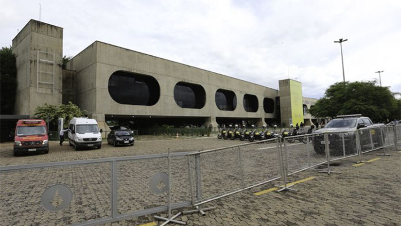 Imagem 1 - O Gabinete de Transição no CCBB em Brasília foi apelidado de “muro das lamentações” por alguns petistas. O Governo decidiu acomodar nos GTs militantes que trabalharam na campanha, que cobravam assento na futura administração. O chororô dos desempregados foi tão grande que a transição já conta com mais de 900 nomes. Teve gente que quase acampou na porta do CCBB para flagrar um padrinho e reivindicar uma vaga. O caso já é um sinal de como a futura administração vai tratar os companheiros que não abandona pelo caminho partidário. A turma da boquinha vai voltar com força. Já se fala em pelo menos 40 ministérios, além dos 24 atuais. Imagem 1 - O Gabinete de Transição no CCBB em Brasília foi apelidado de “muro das lamentações” por alguns petistas. O Governo decidiu acomodar nos GTs militantes que trabalharam na campanha, que cobravam assento na futura administração. O chororô dos desempregados foi tão grande que a transição já conta com mais de 900 nomes. Teve gente que quase acampou na porta do CCBB para flagrar um padrinho e reivindicar uma vaga. O caso já é um sinal de como a futura administração vai tratar os companheiros que não abandona pelo caminho partidário. A turma da boquinha vai voltar com força. Já se fala em pelo menos 40 ministérios, além dos 24 atuais.
