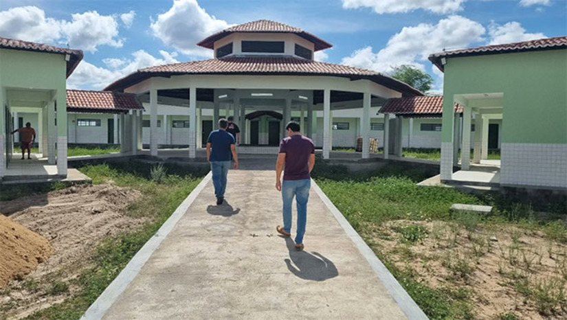 Imagem 1 - Além deste valor R$ 3,8 milhões destinado para recuperar seis escolas, calçar duas ruas, recuperar duas praças e concluir o Açougue Público, o prefeito Alan Silveira também destaca que deve entregar ainda neste de dezembro a Ponte de Acesso ao Vale do Apodi, orçada em R$ 1,6 milhão, e também a Escola do Campo, onde estão sendo investidos cerca de R$ 1,5 milhão, na comunidade de São Lourenço, que também fica na região do Vale, rica na produção de arroz vermelho, milheto, criação de bovinos, caprinos entre outras culturas importantes na economia da região. Imagem 1 - Além deste valor R$ 3,8 milhões destinado para recuperar seis escolas, calçar duas ruas, recuperar duas praças e concluir o Açougue Público, o prefeito Alan Silveira também destaca que deve entregar ainda neste de dezembro a Ponte de Acesso ao Vale do Apodi, orçada em R$ 1,6 milhão, e também a Escola do Campo, onde estão sendo investidos cerca de R$ 1,5 milhão, na comunidade de São Lourenço, que também fica na região do Vale, rica na produção de arroz vermelho, milheto, criação de bovinos, caprinos entre outras culturas importantes na economia da região.