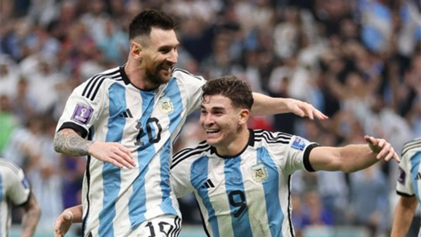 Imagem 1 - Contando com o brilho de Lionel Messi e Julián Álvarez, a Argentina derrotou a Croácia por 3 a 0 para se tornar a primeira finalista da Copa do Catar. Após triunfar na tarde desta terça-feira (13) no Estádio de Lusail, os hermanos aguardam o confronto ente Marrocos e França para conhecerem o seu adversário na decisão da competição (Foto Reprodução do Twitter da Fifa) Imagem 1 - Contando com o brilho de Lionel Messi e Julián Álvarez, a Argentina derrotou a Croácia por 3 a 0 para se tornar a primeira finalista da Copa do Catar. Após triunfar na tarde desta terça-feira (13) no Estádio de Lusail, os hermanos aguardam o confronto ente Marrocos e França para conhecerem o seu adversário na decisão da competição (Foto Reprodução do Twitter da Fifa)