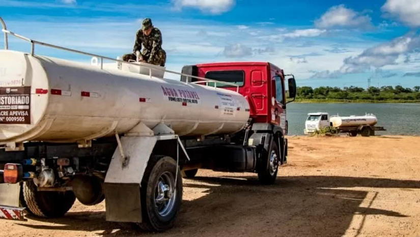 Imagem 1 - Governo Bolsonaro volta a cortar verba para levar água potável à famílias do Nordeste. Segundo informou o Ministério do Desenvolvimento Regional, o recurso para manutenção da operação até o fim do mês, de R$ 21 milhões, não foi liberado pelo Ministério da Economia, nem há previsão para que isso ocorra. A operação é uma parceria do MDR com o Exército e existe há mais de 20 anos. Em dezembro, ela deveria atender mais de 1,5 milhão de pessoas. As informações foram confirmadas nesta quarta-feira (14), pela Coluna de Carlos Madeiro, no UOL Notícias. Imagem 1 - Governo Bolsonaro volta a cortar verba para levar água potável à famílias do Nordeste. Segundo informou o Ministério do Desenvolvimento Regional, o recurso para manutenção da operação até o fim do mês, de R$ 21 milhões, não foi liberado pelo Ministério da Economia, nem há previsão para que isso ocorra. A operação é uma parceria do MDR com o Exército e existe há mais de 20 anos. Em dezembro, ela deveria atender mais de 1,5 milhão de pessoas. As informações foram confirmadas nesta quarta-feira (14), pela Coluna de Carlos Madeiro, no UOL Notícias.