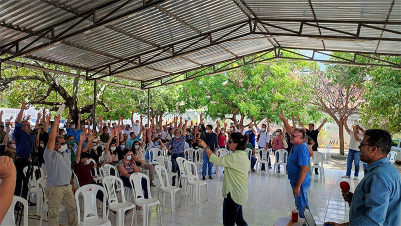 Imagem 1 - Professores da UERN aprovam proposta encaminhada pela reitoria para implantação do PCCR. A proposta, discutida durante assembleia realizada nesta quarta-feira (14), foi aprovada por ampla maioria dos docentes. A proposta da reitoria para a implantação do Plano de Cargos, Carreira e Remunerações respeita o plano aprovado pela categoria docente, com 5% de reajuste em 2023 e antecipa a tabela de 2025 para 2024, com aumento de 10% no salário base, somados à implantação da tabela 3 com as titulações. Dessa forma, o PCCR docente estará implantado na íntegra em pouco mais de um ano, já a partir de janeiro de 2024. Imagem 1 - Professores da UERN aprovam proposta encaminhada pela reitoria para implantação do PCCR. A proposta, discutida durante assembleia realizada nesta quarta-feira (14), foi aprovada por ampla maioria dos docentes. A proposta da reitoria para a implantação do Plano de Cargos, Carreira e Remunerações respeita o plano aprovado pela categoria docente, com 5% de reajuste em 2023 e antecipa a tabela de 2025 para 2024, com aumento de 10% no salário base, somados à implantação da tabela 3 com as titulações. Dessa forma, o PCCR docente estará implantado na íntegra em pouco mais de um ano, já a partir de janeiro de 2024.