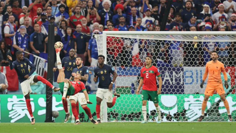 Imagem 1 - A França fez valer a sua condição de favorita e derrotou o Marrocos por 2 a 0 para alcançar a final da Copa do Catar. Após triunfar, na tarde desta quarta-feira (14) no Estádio Al Bayt, a seleção francesa concentra suas atenções na equipe da Argentina, sua adversária na grande decisão do próximo domingo (18), oportunidade na qual será proclamado um novo tricampeão do Mundial de seleções da Fifa. Imagem 1 - A França fez valer a sua condição de favorita e derrotou o Marrocos por 2 a 0 para alcançar a final da Copa do Catar. Após triunfar, na tarde desta quarta-feira (14) no Estádio Al Bayt, a seleção francesa concentra suas atenções na equipe da Argentina, sua adversária na grande decisão do próximo domingo (18), oportunidade na qual será proclamado um novo tricampeão do Mundial de seleções da Fifa.