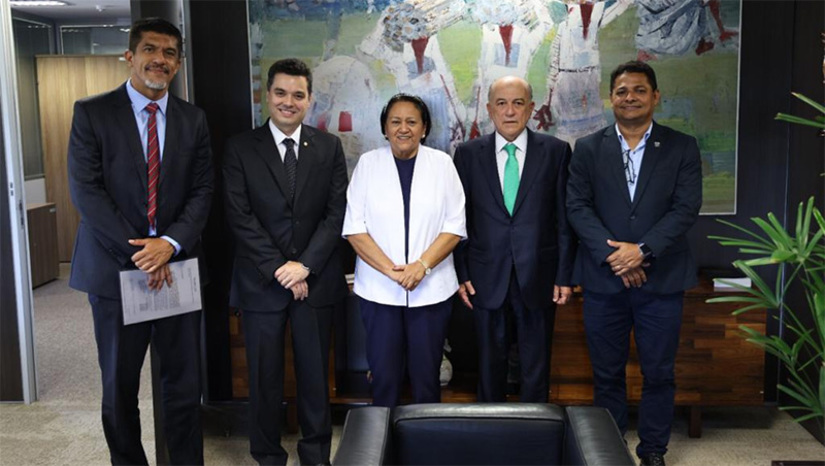 Imagem 1 -  TCU deve discutir a relicitação do Aeroporto de São Gonçalo do Amarante em 18 de janeiro de 2023. O anúncio foi feito pela governadora Fátima Bezerra, nesta quarta-feira (14), após reunião com o Ministro do Tribunal de Contas da União, Aroldo Cedraz, realizada em Brasília. O processo de relicitação vem se desenrolando desde março de 2020, quando a operadora Inframérica comunicou a devolução da administração do aeroporto ao Governo Federal. Com isso, o terminal deveria ser novamente leiloado à iniciativa privada (relicitado). Contudo, a União precisaria fazer um acerto de contas com a operadora, que precisou cumprir uma série de trâmites previstos em contrato que seriam levados para deliberação final no TCU. “Apesar da morosidade de todo o processo, agora vamos olhar para frente. A nossa expectativa e confiança é que o parecer será aprovado pelo plenário do TCU”, disse Fátima.