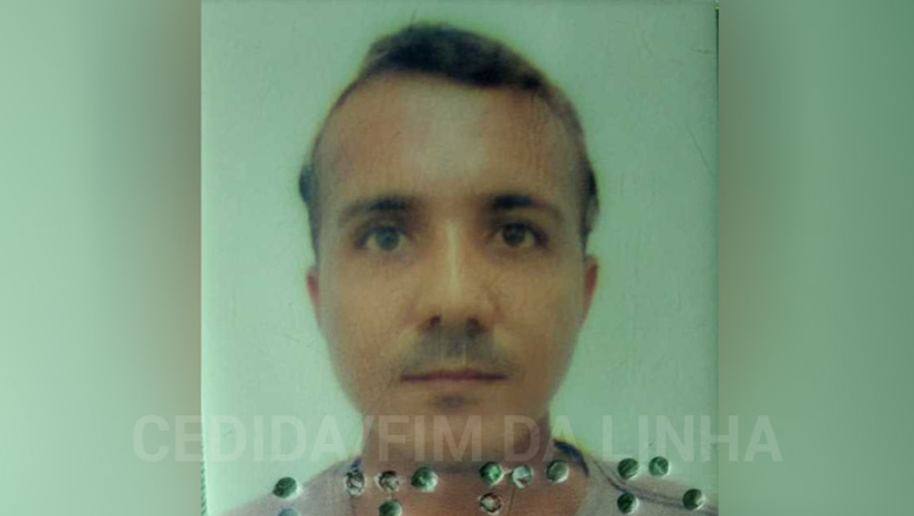 Imagem 1 - Crime de latrocínio é registrado em Mulunguzinho, zona rural de Mossoró. O crime aconteceu por volta das 19h30 desta quarta-feira (14). Lindomar Pereira Basílio, de 31 anos, foi morto por assaltantes, enquanto tentava defender o pai, Antônio Lúcio Basílio Nogueira, de 58 anos. De acordo com informações da Polícia Militar, os criminosos chegaram à residência dos dois a pé e invadiram o local procurando dinheiro e armas. Como não encontraram, passaram a espancar Antônio Lúcio. Ao ver o pai sendo agredido, Lindomar interviu e acabou sendo assassinado com vários disparos de arma de fogo. Além de coronhadas, Antônio também foi atingido com um tiro na perna. O grupo fugiu em seguida, levando o carro da família. Imagem 1 - Crime de latrocínio é registrado em Mulunguzinho, zona rural de Mossoró. O crime aconteceu por volta das 19h30 desta quarta-feira (14). Lindomar Pereira Basílio, de 31 anos, foi morto por assaltantes, enquanto tentava defender o pai, Antônio Lúcio Basílio Nogueira, de 58 anos. De acordo com informações da Polícia Militar, os criminosos chegaram à residência dos dois a pé e invadiram o local procurando dinheiro e armas. Como não encontraram, passaram a espancar Antônio Lúcio. Ao ver o pai sendo agredido, Lindomar interviu e acabou sendo assassinado com vários disparos de arma de fogo. Além de coronhadas, Antônio também foi atingido com um tiro na perna. O grupo fugiu em seguida, levando o carro da família.