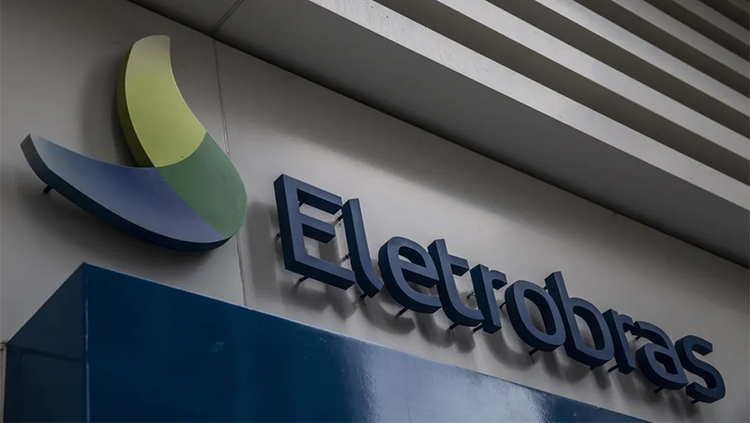 Imagem 1 - Eletrobras e Shell assinam acordo para projeto de energia eólica offshore. Em comunicado enviado à Comissão de Valores Mobiliários (CVM), a Eletrobrás ressalta que o acordo faz parte da estratégia de diversificar sua matriz de geração focada em fontes Renováveis. "Neste sentido, a Eletrobras acredita que a energia eólica offshore tem se mostrado, em todo o mundo, uma fonte energética em expansão para a geração de energia renovável, impulsionada pelo apoio de políticas energéticas, em resposta a preocupações ambientais, e por avanços tecnológicos", diz a empresa. Imagem 1 - Eletrobras e Shell assinam acordo para projeto de energia eólica offshore. Em comunicado enviado à Comissão de Valores Mobiliários (CVM), a Eletrobrás ressalta que o acordo faz parte da estratégia de diversificar sua matriz de geração focada em fontes Renováveis. "Neste sentido, a Eletrobras acredita que a energia eólica offshore tem se mostrado, em todo o mundo, uma fonte energética em expansão para a geração de energia renovável, impulsionada pelo apoio de políticas energéticas, em resposta a preocupações ambientais, e por avanços tecnológicos", diz a empresa.