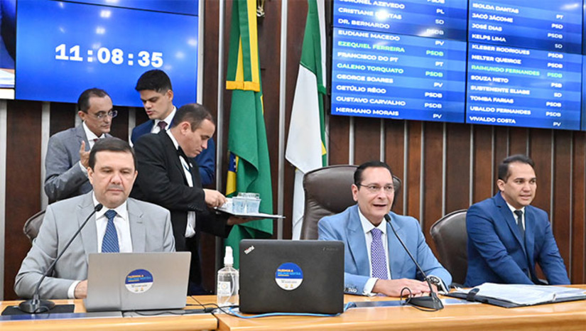 Imagem 1 -  A Lei Orçamentária Anual (LOA 2023), que estima a receita e fixa a despesa do Estado foi aprovada pelos deputados estaduais na sessão plenária desta quinta-feira (15) na Assembleia Legislativa. A previsão é de R$ 17,99 bilhões em receitas e R$ 18,23 bilhões em despesas, com déficit orçamentário de R$ 234,8 milhões.