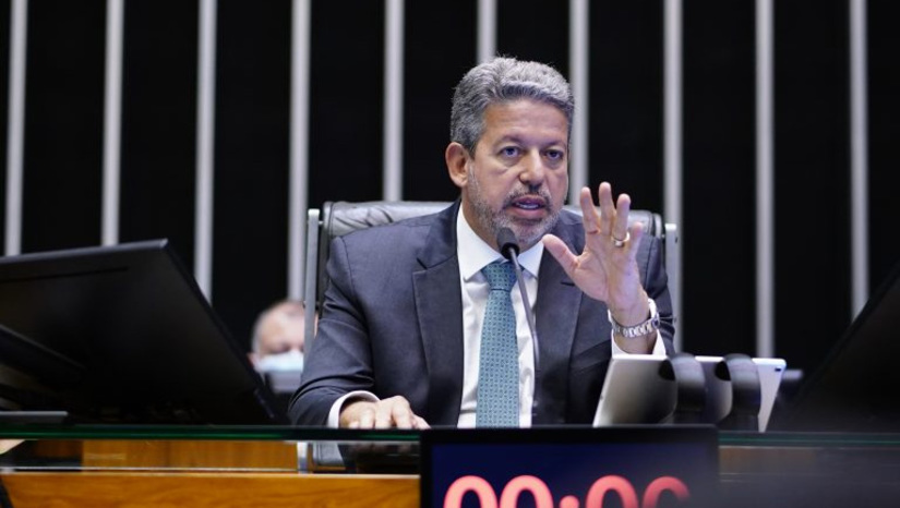 Imagem 1 - PEC da Transição deverá ser votada na Câmara na próxima terça (20), diz Lira. “Nós vamos utilizar o Plenário da Câmara dos Deputados na terça o dia todo com a pauta da PEC da transição”, disse o presidente da Câmara, deputado Arthur Lira, afirmando, ainda, que a PEC da Transição continua em discussão entre os líderes. “Estamos terminando as negociações, diferentemente do que tem sido noticiado, para que se tenha o quórum necessário para enfrentar as votações”, disse. Ele disse que o ano legislativo deverá ser encerrado na próxima quarta-feira com a votação do Orçamento. Imagem 1 - PEC da Transição deverá ser votada na Câmara na próxima terça (20), diz Lira. “Nós vamos utilizar o Plenário da Câmara dos Deputados na terça o dia todo com a pauta da PEC da transição”, disse o presidente da Câmara, deputado Arthur Lira, afirmando, ainda, que a PEC da Transição continua em discussão entre os líderes. “Estamos terminando as negociações, diferentemente do que tem sido noticiado, para que se tenha o quórum necessário para enfrentar as votações”, disse. Ele disse que o ano legislativo deverá ser encerrado na próxima quarta-feira com a votação do Orçamento.