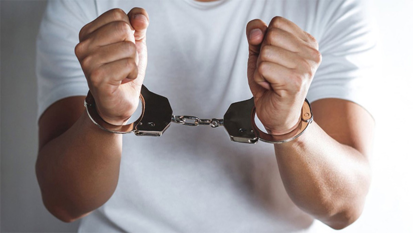 Imagem 1 - Homem é preso por descumprir medida protetiva ao atirar contra a casa da ex, em Major Sales. Ivonildo Escossio do Nascimento foi preso nesta quinta-feira (15). Com ele, os policiais encontraram um revólver calibre 38, possivelmente, utilizado para atirar em direção a casa da ex-companheira dele. De acordo com o Delegado Hércules Freitas, que cumpriu o mandado de prisão contra Ivonildo, o homem negou que tenha sido o autor dos disparos. Imagem 1 - Homem é preso por descumprir medida protetiva ao atirar contra a casa da ex, em Major Sales. Ivonildo Escossio do Nascimento foi preso nesta quinta-feira (15). Com ele, os policiais encontraram um revólver calibre 38, possivelmente, utilizado para atirar em direção a casa da ex-companheira dele. De acordo com o Delegado Hércules Freitas, que cumpriu o mandado de prisão contra Ivonildo, o homem negou que tenha sido o autor dos disparos.