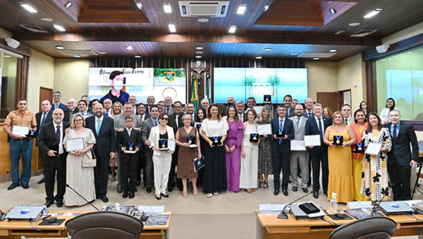Imagem 1 - A Assembleia Legislativa do Rio Grande do Norte realizou nesta sexta-feira (16) uma sessão solene para a entrega das Medalhas de Honra ao Mérito, destinadas as personalidades que se destacaram nas diferentes áreas de atividade contribuindo para o desenvolvimento do Estado. Ao todo, foram 26 homenageados pelo Legislativo potiguar. Até o presidente Jair Messias Bolsonaro aparece entre os homenageados com Mérito Legislativo. O homenageado, no entanto, não apareceu para receber a comenda. Imagem 1 - A Assembleia Legislativa do Rio Grande do Norte realizou nesta sexta-feira (16) uma sessão solene para a entrega das Medalhas de Honra ao Mérito, destinadas as personalidades que se destacaram nas diferentes áreas de atividade contribuindo para o desenvolvimento do Estado. Ao todo, foram 26 homenageados pelo Legislativo potiguar. Até o presidente Jair Messias Bolsonaro aparece entre os homenageados com Mérito Legislativo. O homenageado, no entanto, não apareceu para receber a comenda.