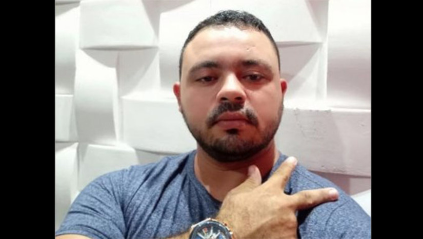 Imagem 1 - Sobre assassinos ou assassino, apesar da cidade de Baraúna ter muitas câmeras de segurança instaladas e ser muito movimentada nos dias de sábado, pouco ou nada se sabe. Se alguém sabe, teme falar e também terminar morto. Sobre a vítima, ele pilotava sua motocicleta quando foi baleado várias vezes em via pública e não resistiu. O caso será investigado pela Polícia Civil local. Imagem 1 - Sobre assassinos ou assassino, apesar da cidade de Baraúna ter muitas câmeras de segurança instaladas e ser muito movimentada nos dias de sábado, pouco ou nada se sabe. Se alguém sabe, teme falar e também terminar morto. Sobre a vítima, ele pilotava sua motocicleta quando foi baleado várias vezes em via pública e não resistiu. O caso será investigado pela Polícia Civil local.
