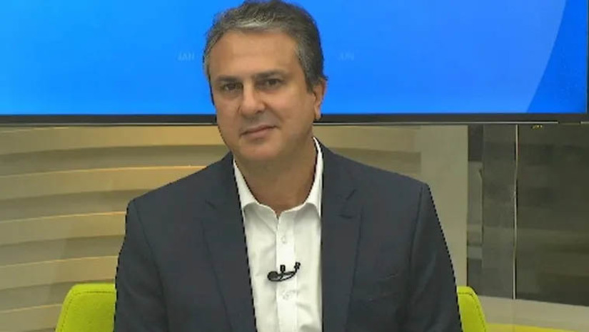 Imagem 1 - Camilo Santana vai comandar o MEC; decisão foi acertada nesta segunda, durante reunião. O ex-governador e senador eleito se reuniu com Lula na noite de ontem (19). O encontrou contou, ainda, com a participação da atual governadora do estado do Ceará, Izolda Cela, que será a secretária nacional de Educação Básica. A informação sobre o convite de Lula a Camilo Santana já havia sido antecipada na semana passada, pelo Blog do Camarotti. Imagem 1 - Camilo Santana vai comandar o MEC; decisão foi acertada nesta segunda, durante reunião. O ex-governador e senador eleito se reuniu com Lula na noite de ontem (19). O encontrou contou, ainda, com a participação da atual governadora do estado do Ceará, Izolda Cela, que será a secretária nacional de Educação Básica. A informação sobre o convite de Lula a Camilo Santana já havia sido antecipada na semana passada, pelo Blog do Camarotti.