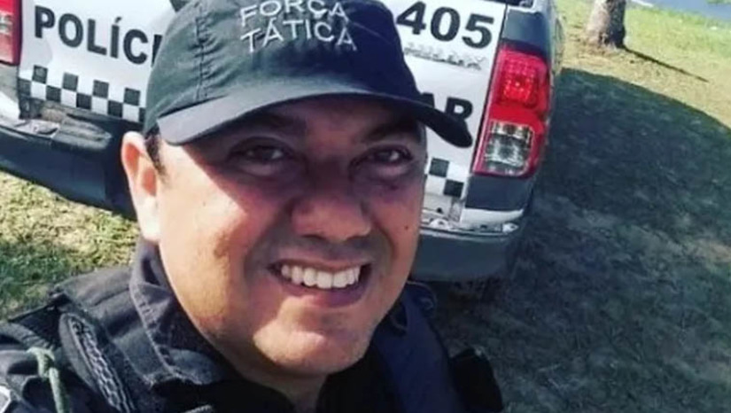 Imagem 1 -  Policial militar militar sofre tentativa de assalto, reage e acaba assassinado em Natal. O Cabo J Barbosa foi morto na noite desta segunda-feira (19), no Planalto, bairro da zona Oeste da capital. O PM teria reagido ao ser abordado por um criminosos que anunciou o assalto. Houve troca de tiros e ambos ficaram feridos. O assaltante morreu no local. J Barbosa ainda chegou a ser socorrido para a UPA de Cidade Satélite, mas também não resistiu aos ferimentos.