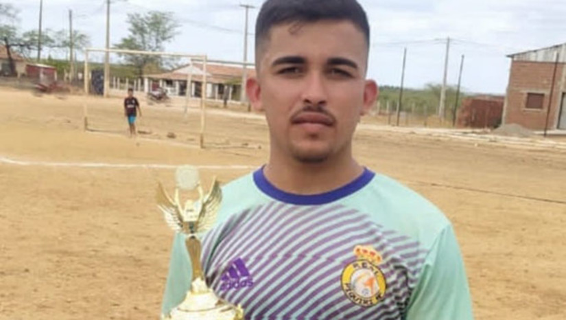 Imagem 1 -  Vítima Lucas Matheus estava retornando do futebol para casa passando pela Rua Francisco Pascoal, no bairro Santo Antônio, quando teria sido baleado. Ele ainda pediu ajuda a Guarda Civil Municipal, mas não resistiu aos ferimentos. O caso dever ser investigado pela Divisão de Homicídios.