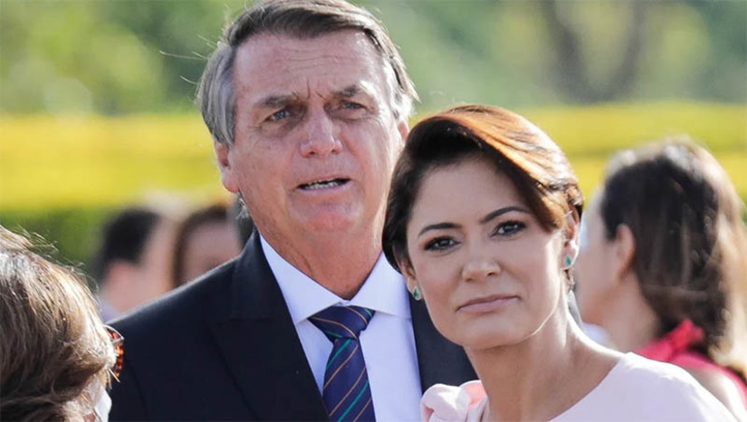   [COLUNA ESPLANADA] Jair Bolsonaro, a esposa dona Michelle e uma filha menor vão morar numa casa alugada dentro de um condomínio no Park Way em Brasília. Havia sugestões de assessores e familiares também para ele descansar por uns meses numa casa em Miami ou numa ilha em Angra dos Reis. A decisão sobre a casa no DF foi tomada há poucos dias, e só então a administração acionou a empresa de transportes que tem contrato com o Governo federal para a mudança. Mas esta empresa, segundo fontes, não conseguiu atender a alta demanda dos objetos pessoais do clã nos Palácios da Alvorada e Planalto, e está fazendo a trajeto a granel. Para evitar ser seguido por curiosos, os motoristas estão levando móveis para um depósito da empresa numa cidade satélite do DF.