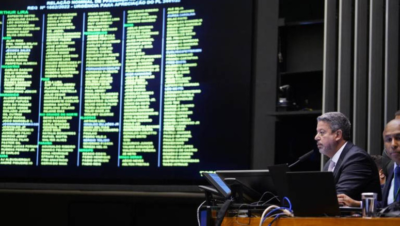 Imagem 1 -  Votação em primeiro turno da PEC da Transição será realizada nesta quarta, na Câmara. A proposta permite ao novo governo deixar de fora do teto de gastos R$ 145 bilhões no Orçamento de 2023 para bancar despesas como o Bolsa Família, o Auxílio Gás e a Farmácia Popular. Nesta terça-feira (20), foi aprovado o texto-base do relator, deputado Elmar Nascimento (União-BA), por 331 votos a 168. A análise da proposta será retomada em sessão do Plenário prevista para às 10h, quando os deputados votarão destaques que podem mudar trechos do texto.