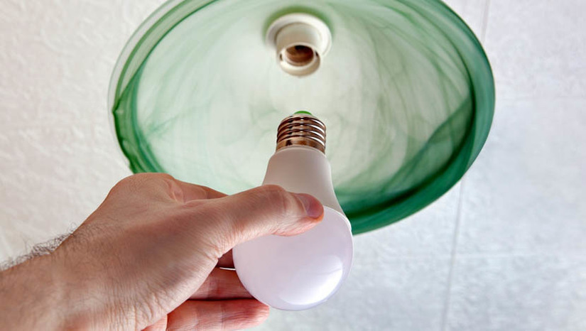 Imagem 1 - Moradores do município de Tibau podem solicitar lâmpadas de LED gratuitas. O benefício pode ser solicitado por cliente residencial ou rural-residencial, que seja morador de comunidade popular ou esteja cadastrado na Tarifa Social de Energia Elétrica (TSEE) e não possua dívidas com a Neoenergia Cosern. A carreta está posicionada em frente ao Centro Administrativo, na área central da cidade, onde permanecerá até a próxima quinta-feira (22). O horário de atendimento é das 8h30 às 16h30 (com intervalo de fechamento entre 12h e 13h para almoço). Imagem 1 - Moradores do município de Tibau podem solicitar lâmpadas de LED gratuitas. O benefício pode ser solicitado por cliente residencial ou rural-residencial, que seja morador de comunidade popular ou esteja cadastrado na Tarifa Social de Energia Elétrica (TSEE) e não possua dívidas com a Neoenergia Cosern. A carreta está posicionada em frente ao Centro Administrativo, na área central da cidade, onde permanecerá até a próxima quinta-feira (22). O horário de atendimento é das 8h30 às 16h30 (com intervalo de fechamento entre 12h e 13h para almoço).