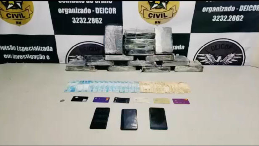 Imagem 1 - PC apreende mais de meio milhão em drogas que estavam sendo transportadas da Paraíba para o RN. As diligências, que contaram com o apoio da Polícia Rodoviária Federal (PRF), ocorreram na noite desta terça-feira (20), em Natal, após os policiais tomarem conhecimento de que possíveis integrantes de uma organização criminosa estariam transportando drogas da Paraíba para o Rio Grande do Norte. Foram presos na operação Dayvid Magnos Alves de Souza, 29 anos, Emerson Adelino Soares da Silva, 22 anos, e Kennedy Gomes Lopes, 19 anos, todos naturais de Canguaretama. Com eles os policiais encontraram 15 tabletes de cocaína pura, pesando 16,5kg, avaliados em R$ 620.000,00. Imagem 1 - PC apreende mais de meio milhão em drogas que estavam sendo transportadas da Paraíba para o RN. As diligências, que contaram com o apoio da Polícia Rodoviária Federal (PRF), ocorreram na noite desta terça-feira (20), em Natal, após os policiais tomarem conhecimento de que possíveis integrantes de uma organização criminosa estariam transportando drogas da Paraíba para o Rio Grande do Norte. Foram presos na operação Dayvid Magnos Alves de Souza, 29 anos, Emerson Adelino Soares da Silva, 22 anos, e Kennedy Gomes Lopes, 19 anos, todos naturais de Canguaretama. Com eles os policiais encontraram 15 tabletes de cocaína pura, pesando 16,5kg, avaliados em R$ 620.000,00.