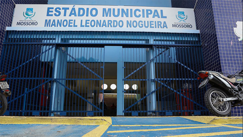 Imagem 1 - Vistoria da PM não encontra irregularidades no Nogueirão; laudo será renovado para a temporada 2023. A vistoria da PM à principal praça de esportes do município foi realizada pelo Capitão Barreto, do BP Choque de Natal, nesta terça-feira (20). De acordo com o Capitã, a PM deve emitir o laudo da vistoria até o fim deste ano, com validade de 12 meses. O equipamento só voltará a ser vistoriado em março, pelo Corpo de Bombeiros, Vigilância Sanitária e CREA, quando acaba a validade dos laudos atuais desses órgãos. Imagem 1 - Vistoria da PM não encontra irregularidades no Nogueirão; laudo será renovado para a temporada 2023. A vistoria da PM à principal praça de esportes do município foi realizada pelo Capitão Barreto, do BP Choque de Natal, nesta terça-feira (20). De acordo com o Capitã, a PM deve emitir o laudo da vistoria até o fim deste ano, com validade de 12 meses. O equipamento só voltará a ser vistoriado em março, pelo Corpo de Bombeiros, Vigilância Sanitária e CREA, quando acaba a validade dos laudos atuais desses órgãos.