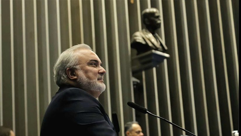Imagem 1 - “Meus pais não puderam ver seu filho ascender ao Senado da República, mas espero deixar aos meus amadíssimos filhos lições cotidianas de amor à democracia e compromisso com o aprimoramento do Brasil e do mundo que vamos legar a eles”, afirmou Jean.“Independente do tema, se é espinhoso, ou não, ele sempre coloca leveza. E isso a gente tem que tirar o chapéu. No momento que a gente vive no Brasil, isso é uma dádiva, o seu jeito de política”, enfatizou o senador Eduardo Girão (PODE-CE). “Jean logo soube a responsabilidade social que a gente tinha em cada momento de aprovar um projeto. De repente, esse homem técnico, na rua, com a população, se adaptou com a maior facilidade a essa função de parlamentar”, declarou a senadora Zenaide Maia (PSD-RN). ê não sabe do orgulho que temos em tê-lo como companheiro de bancada. Chegou e, logo de pronto, mostrou para que veio, com sua competência, capacidade e inteligência, mas, principalmente, com o compromisso pelo nosso país”, disse o senador Paulo Rocha (PT-PA). Imagem 1 - “Meus pais não puderam ver seu filho ascender ao Senado da República, mas espero deixar aos meus amadíssimos filhos lições cotidianas de amor à democracia e compromisso com o aprimoramento do Brasil e do mundo que vamos legar a eles”, afirmou Jean.“Independente do tema, se é espinhoso, ou não, ele sempre coloca leveza. E isso a gente tem que tirar o chapéu. No momento que a gente vive no Brasil, isso é uma dádiva, o seu jeito de política”, enfatizou o senador Eduardo Girão (PODE-CE). “Jean logo soube a responsabilidade social que a gente tinha em cada momento de aprovar um projeto. De repente, esse homem técnico, na rua, com a população, se adaptou com a maior facilidade a essa função de parlamentar”, declarou a senadora Zenaide Maia (PSD-RN). ê não sabe do orgulho que temos em tê-lo como companheiro de bancada. Chegou e, logo de pronto, mostrou para que veio, com sua competência, capacidade e inteligência, mas, principalmente, com o compromisso pelo nosso país”, disse o senador Paulo Rocha (PT-PA).