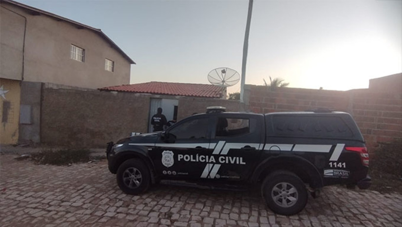 Imagem 1 - As investigações da Polícia Civil tiveram início há duas semanas, após a notícia de que o investigado teria pressionado uma idosa a pagar R$16.000,00 (dezesseis mil), referente à dívida de droga contraída pelo neto, usuário de entorpecentes. O investigado também teria pressionado a idosa em outros momentos, oportunidade em que realizou um empréstimo e transferiu a propriedade de um imóvel (casa) para pagar a dívida. Imagem 1 - As investigações da Polícia Civil tiveram início há duas semanas, após a notícia de que o investigado teria pressionado uma idosa a pagar R$16.000,00 (dezesseis mil), referente à dívida de droga contraída pelo neto, usuário de entorpecentes. O investigado também teria pressionado a idosa em outros momentos, oportunidade em que realizou um empréstimo e transferiu a propriedade de um imóvel (casa) para pagar a dívida.