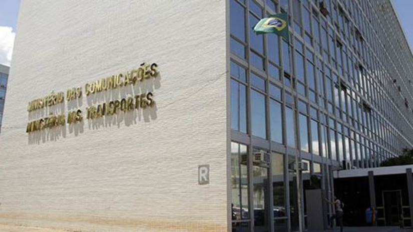   [COLUNA ESPLANADA] O apetite do PT por espaço no 1º escalão e por estatais de peso tem surpreendido até mesmo integrantes do próprio partido. O Ministério das Comunicações, que é cobiçado por várias siglas e importante moeda de troca do presidente eleito Lula da Silva, virou um problema porque os petistas não abrem mão de presidir os Correios. O ex-ministro Paulo Bernardo, a propósito, apesar de não compor o futuro Governo, desde o início da Transição desfila como um especialista na estatal que já controlou. Já tem quem considere que Lula da Silva tem tido mais trabalho com o seu partido do que com os outros dispostos a formar a base.