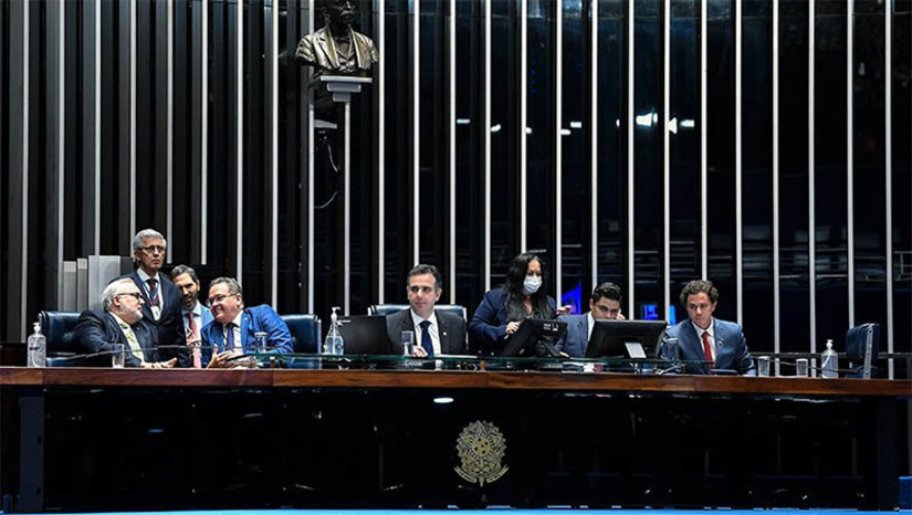 Imagem 1 - PEC da transição é aprovada no Senado e promulgada em sessão do Congresso Nacional.Com a promulgação, que aconteceu logo após aprovação em dois turnos, na noite desta quarta-feira (21), a PEC 32/2022 transformou-se na Emenda Constitucional 126. A proposta, relatada pelo senador Alexandre Silveira (PSD-MG), permite ao novo governo deixar o valor de R$ 145 bilhões do Orçamento de 2023 fora do teto de gastos. Esses recursos devem ser utilizados para bancar despesas com o Bolsa Família, o Auxílio Gás e a Farmácia Popular, entre outras. Imagem 1 - PEC da transição é aprovada no Senado e promulgada em sessão do Congresso Nacional.Com a promulgação, que aconteceu logo após aprovação em dois turnos, na noite desta quarta-feira (21), a PEC 32/2022 transformou-se na Emenda Constitucional 126. A proposta, relatada pelo senador Alexandre Silveira (PSD-MG), permite ao novo governo deixar o valor de R$ 145 bilhões do Orçamento de 2023 fora do teto de gastos. Esses recursos devem ser utilizados para bancar despesas com o Bolsa Família, o Auxílio Gás e a Farmácia Popular, entre outras.