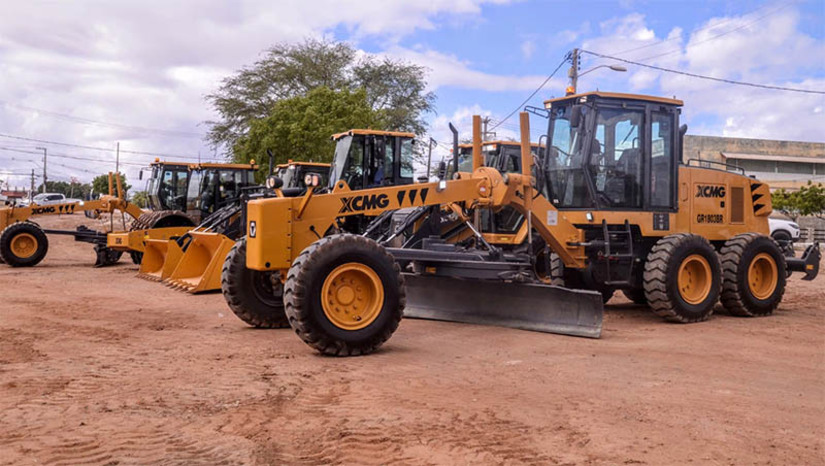 Imagem 1 - Secretaria de agricultura ganha mais seis novos veículos para investimentos na zona rural de Mossoró. O novo maquinário será destinado à infraestrutura rural do município, promovendo melhoria na qualidade de vida dos moradores das comunidades. No ato de entrega realizado na sede da Seadru, o novo maquinário representa um investimento de aproximadamente 5 milhões de reais. São veículos adquiridos com recursos próprios do Município. Ao todo, neste ano, os investimentos com máquinas para a zona rural somam cerca de 12 milhões de reais. Imagem 1 - Secretaria de agricultura ganha mais seis novos veículos para investimentos na zona rural de Mossoró. O novo maquinário será destinado à infraestrutura rural do município, promovendo melhoria na qualidade de vida dos moradores das comunidades. No ato de entrega realizado na sede da Seadru, o novo maquinário representa um investimento de aproximadamente 5 milhões de reais. São veículos adquiridos com recursos próprios do Município. Ao todo, neste ano, os investimentos com máquinas para a zona rural somam cerca de 12 milhões de reais.